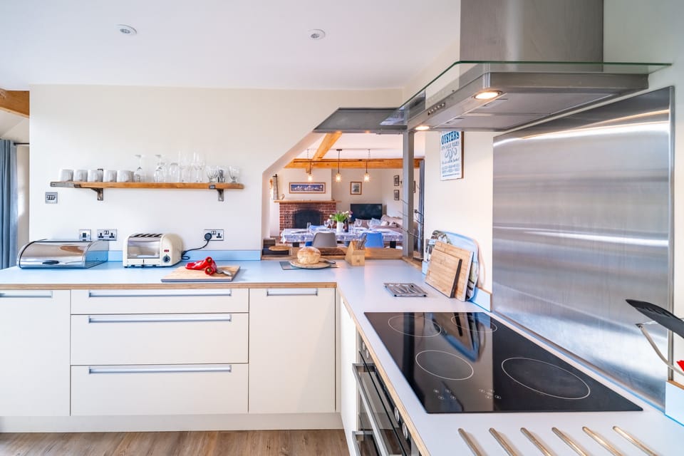 Ground floor: Well-equipped kitchen with modern appliances
