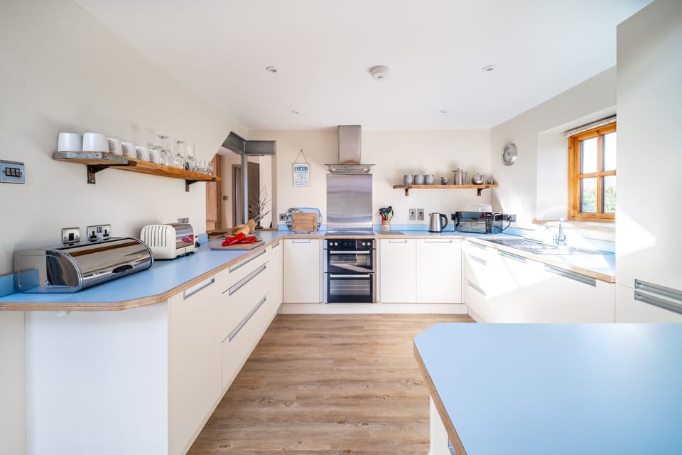 Ground floor: Well-equipped kitchen with modern appliances