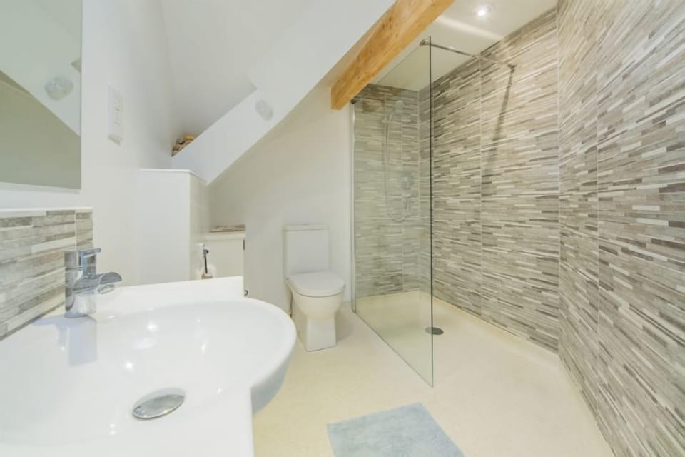 First floor: Master bedroom en-suite shower room