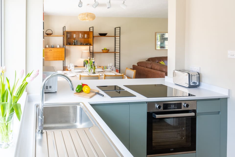 Ground floor: Well-equipped kitchen