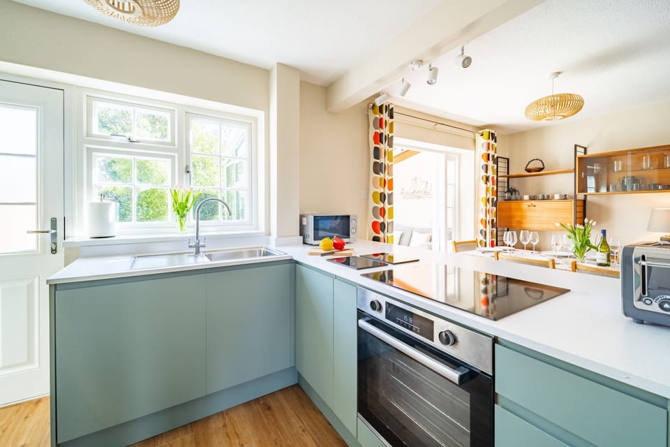 Ground floor: Well-equipped kitchen with modern appliances