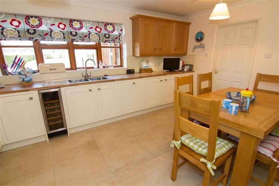 Ground floor: Well-equipped kitchen