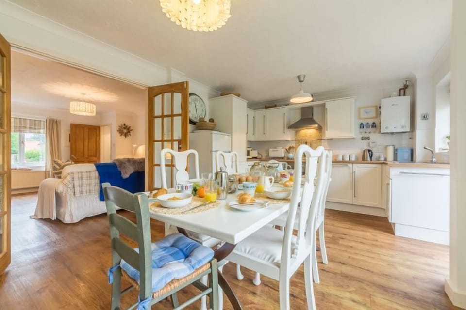 Sleepy Gull, Old Hunstanton: The kitchen / diner is bright and cheerful