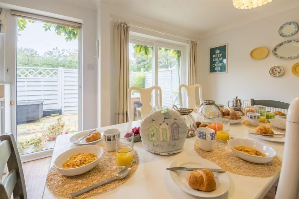 Ground floor: Dining area with seating for six