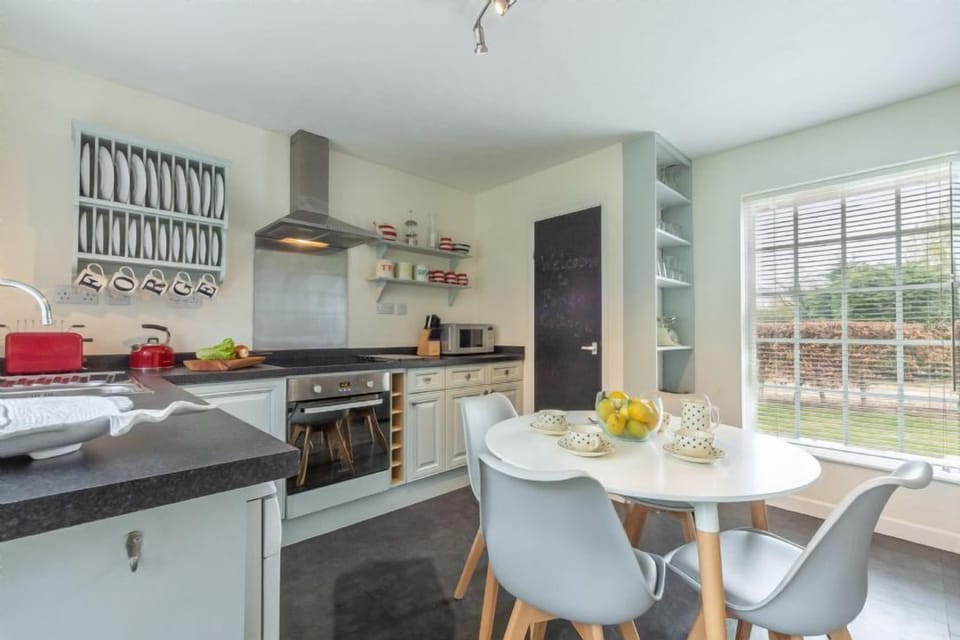 Ground floor: Kitchen with electric oven and extractor hood