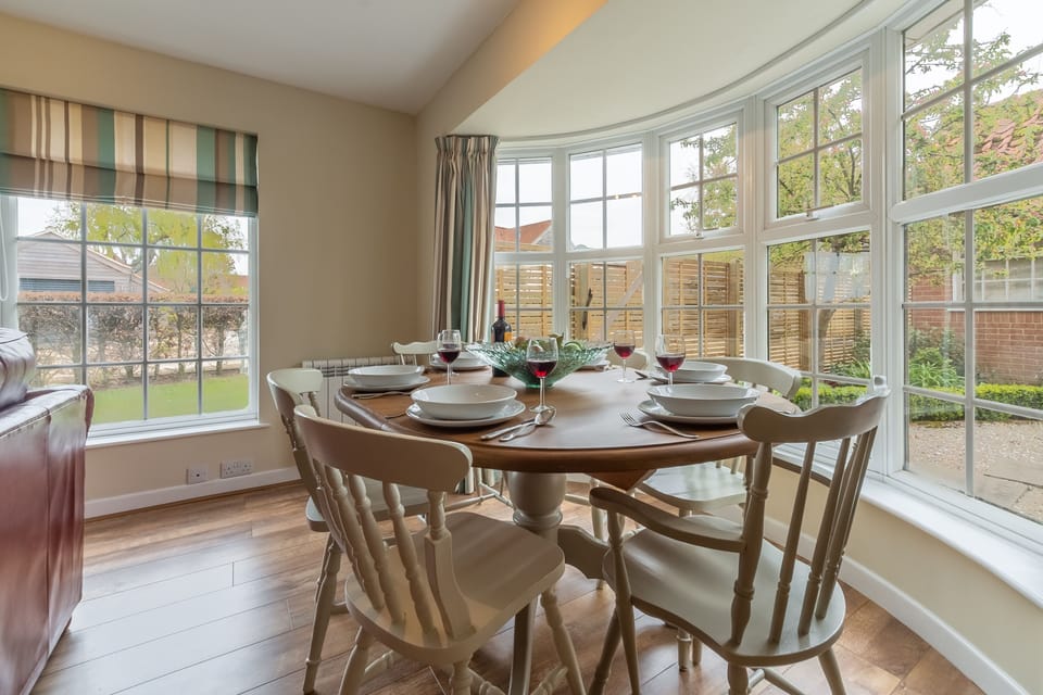 Ground floor: Dining area dual aspect windows