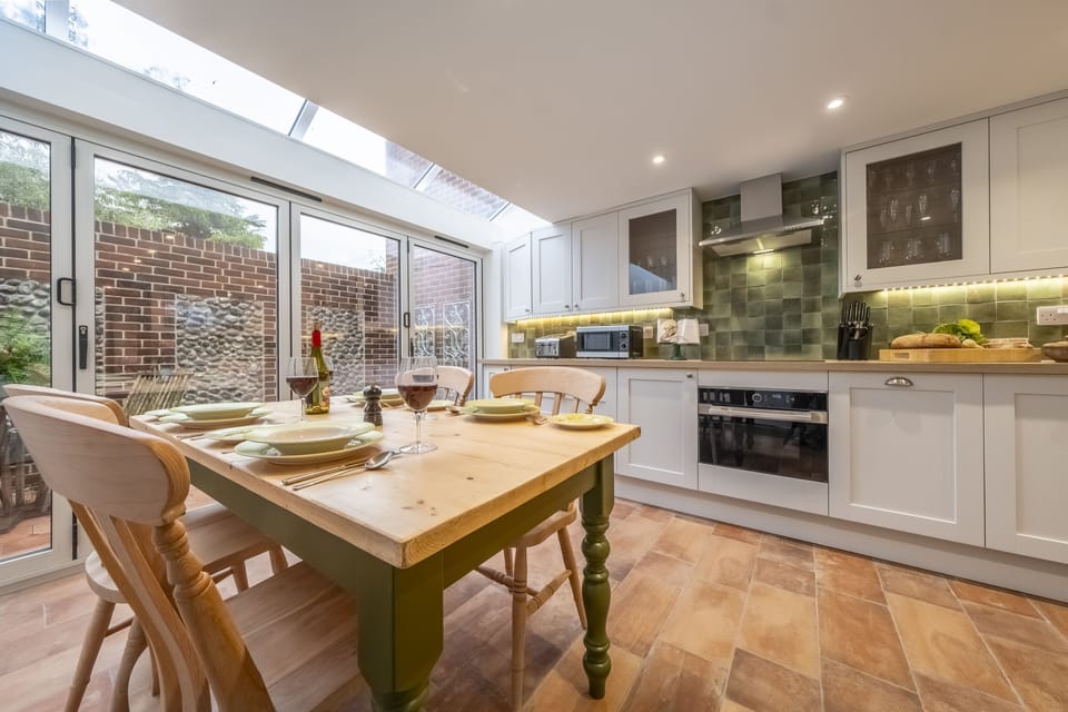 Mill House Cottage, Brancaster: A sociable dining area within the kitchen