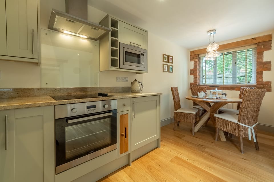 The Old Cow Shed, Pott Row: Kitchen with dining area