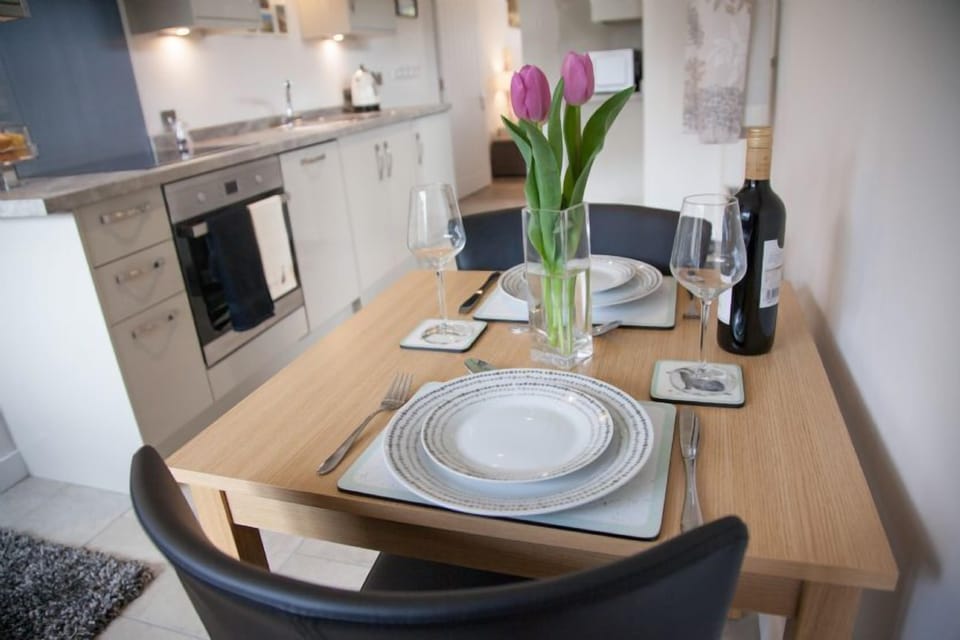 Little Birches, Roydon: Open-plan living area with table and seating for two