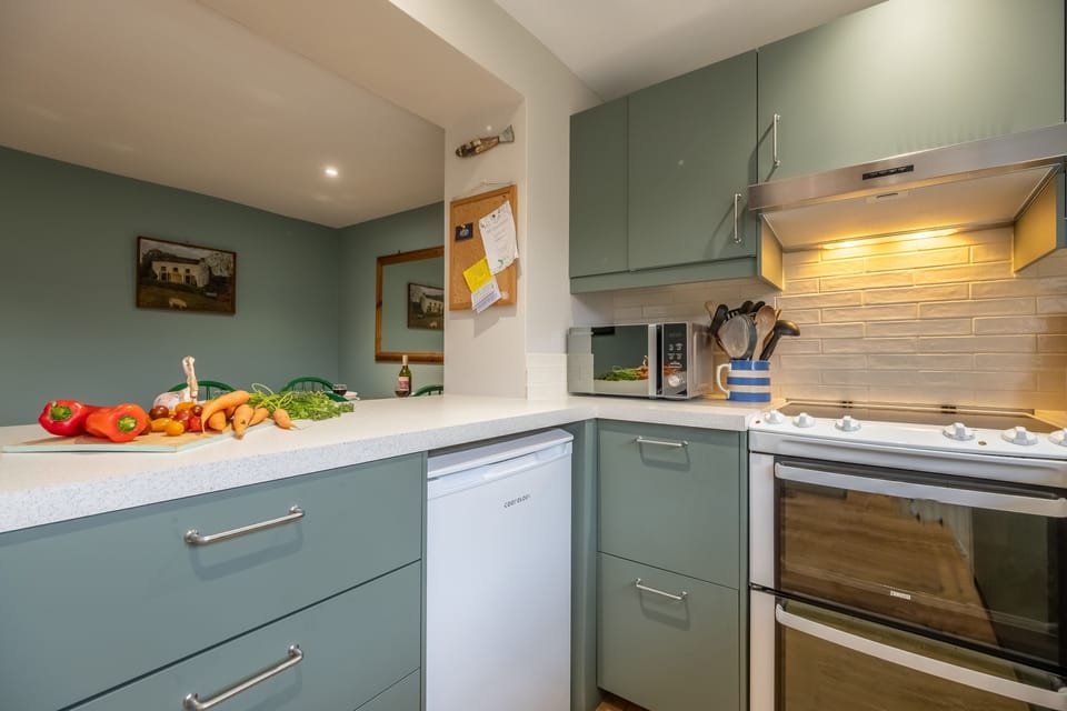 Ground floor: Well-equipped kitchen with modern appliances