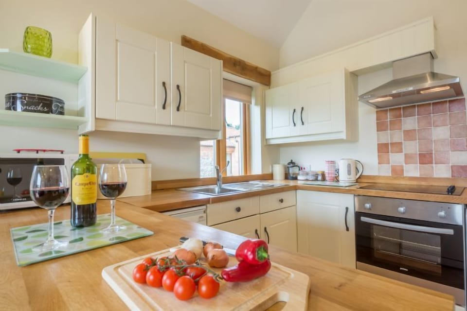 The Cart Lodge, Great Massingham: Charming kitchen with range cooker
