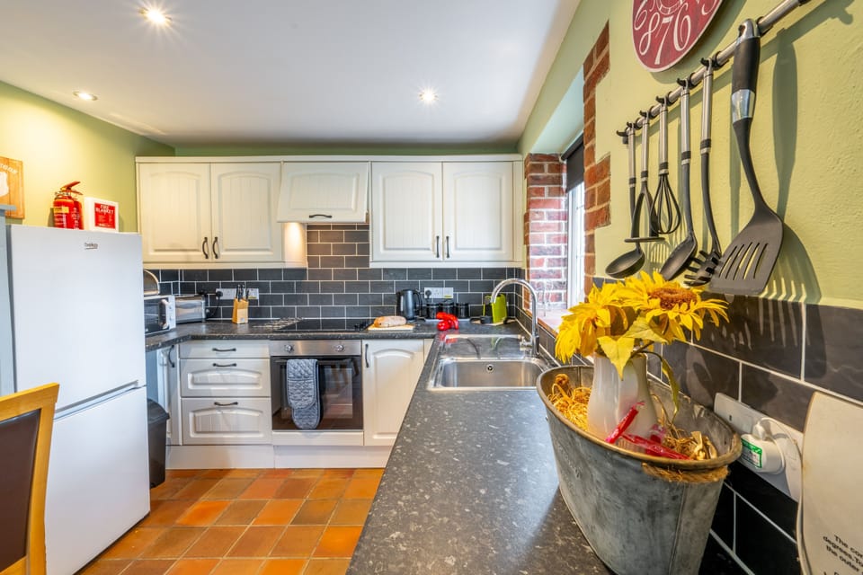 Badger's Den, Heacham: Bright, modern well-equipped kitchen