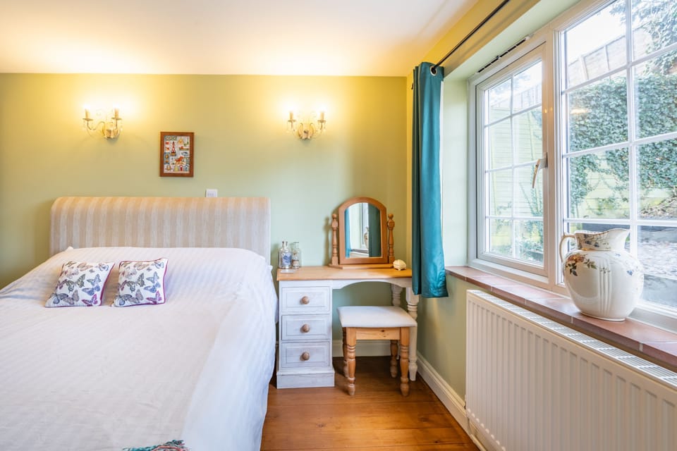 Badger's Den, Heacham: Garden views from the bedroom
