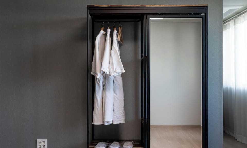 Down comforters, in-room safe, desk, blackout drapes