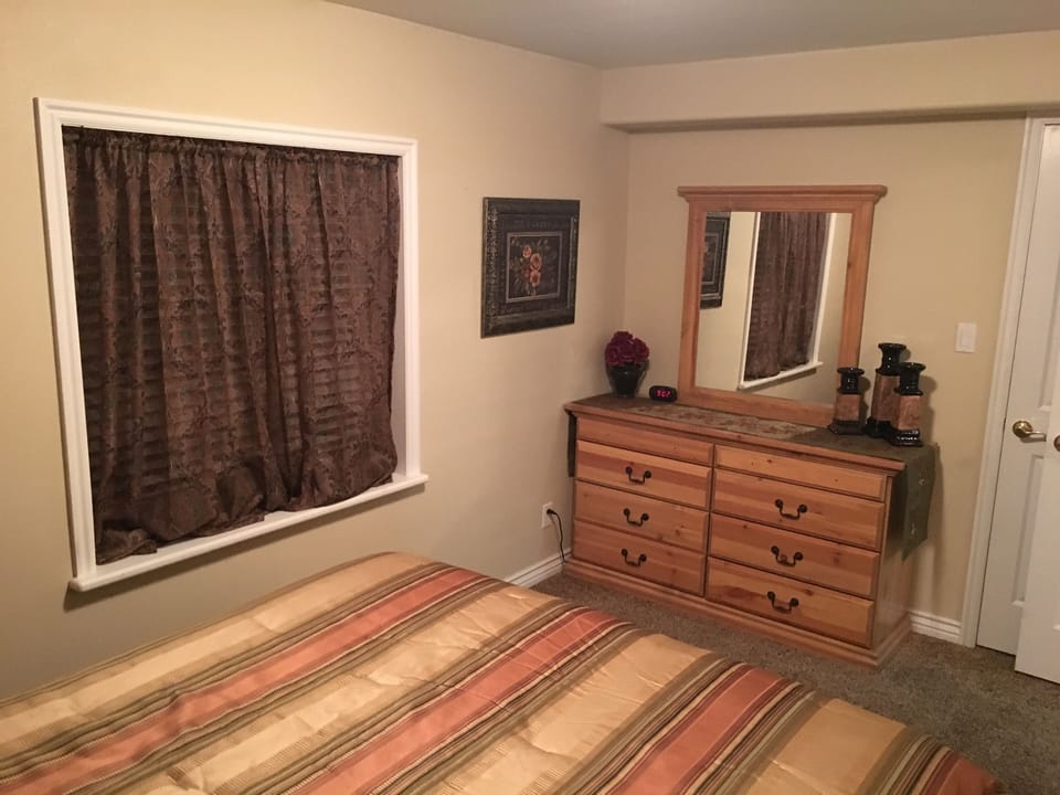 Bedroom with queen size bed