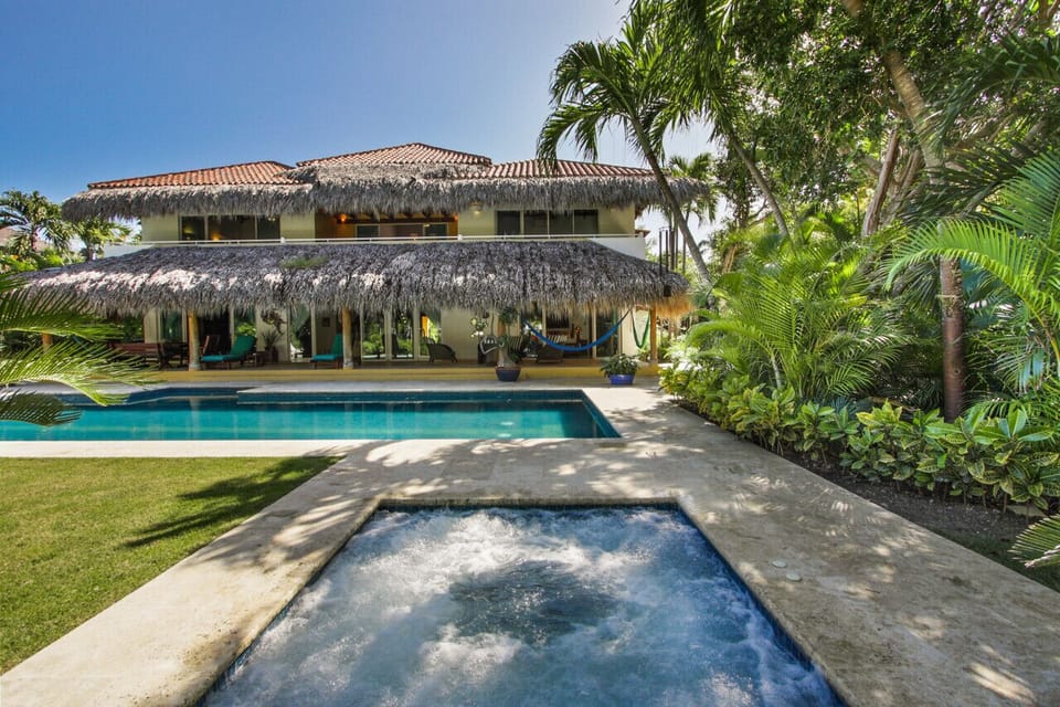 Los Ensueños: Jacuzzi and pool