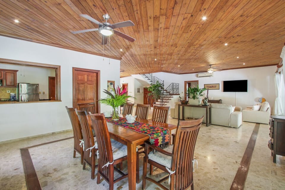 Los Ensueños: dining area