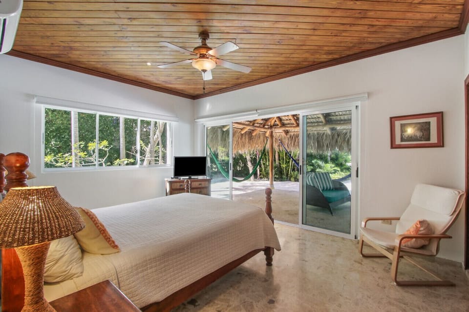 Los Ensueños: 3rd bedroom (downstairs) with 1 Queen bed and walk-out to the pool