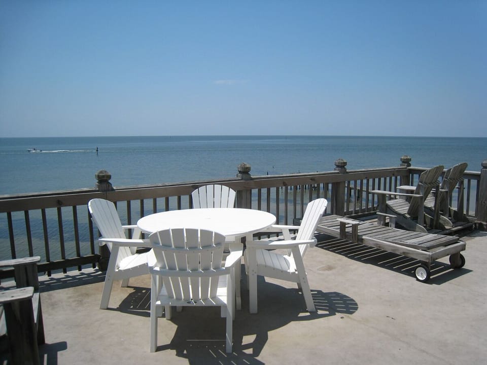 Deck - Dock Not Available