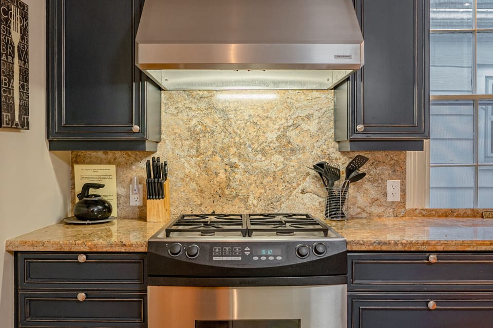 Gas stove - Arbour House - Niagara-on-the-Lake