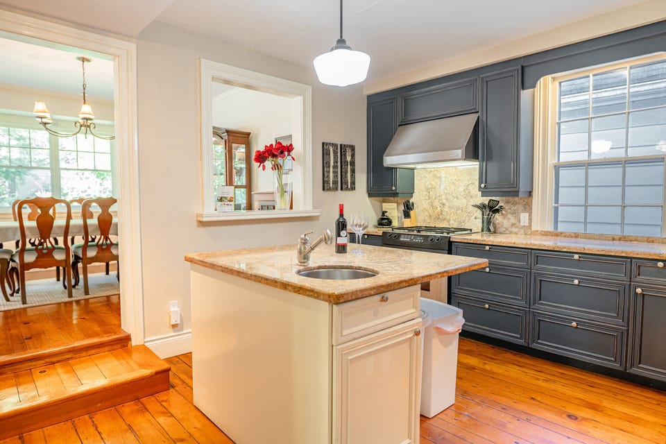 Kitchen island with sink - Arbour House - Niagara-on-the-Lake