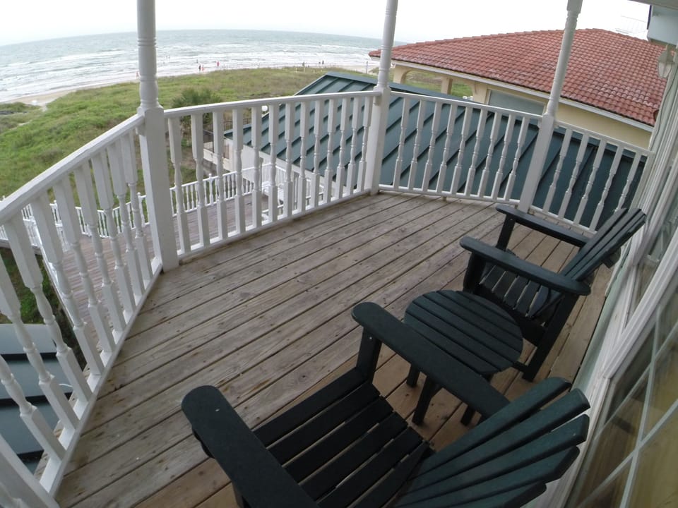 Oceanside balcony 
3rd Floor condo
