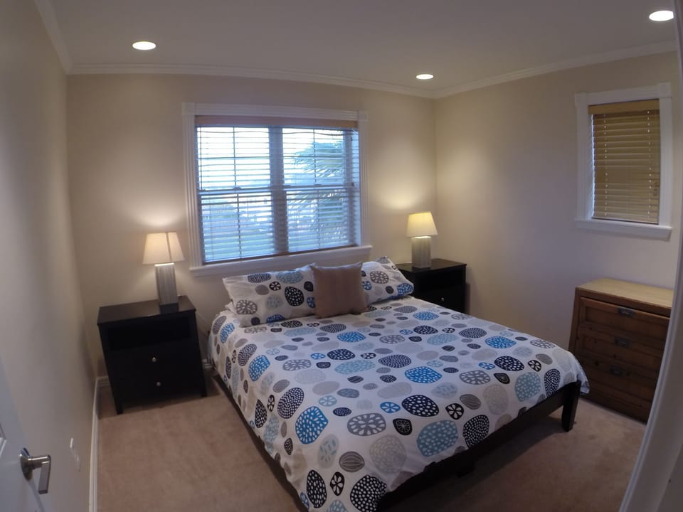 Bedroom 3
Queen bed