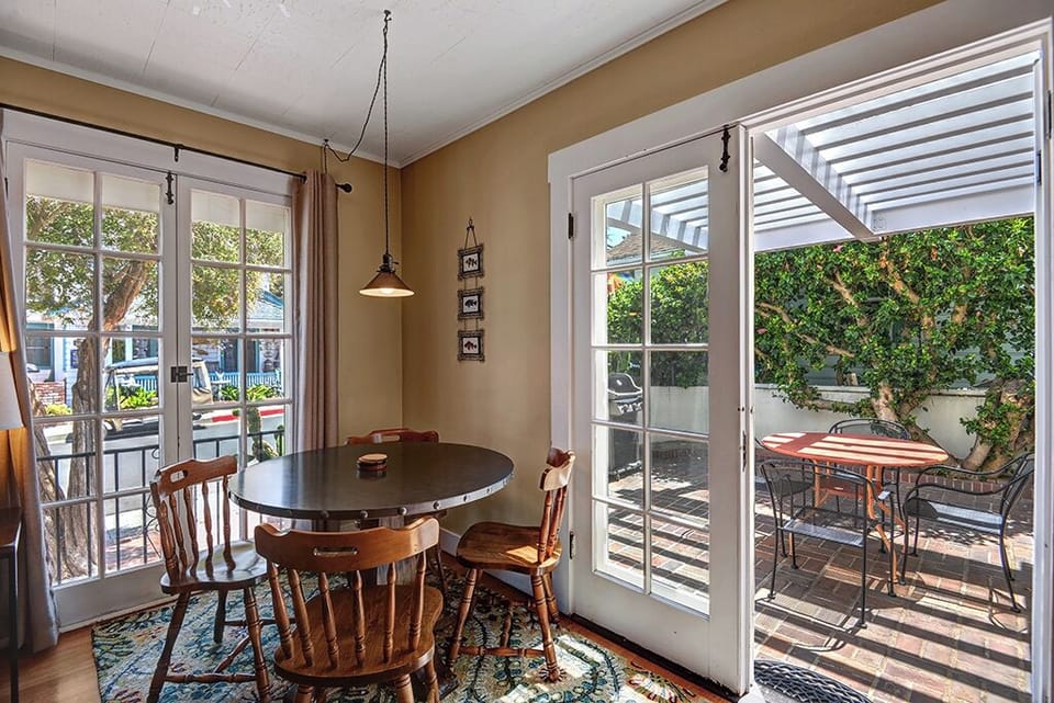 5-LIVING ROOM TO PATIO FLOW RS.jpg