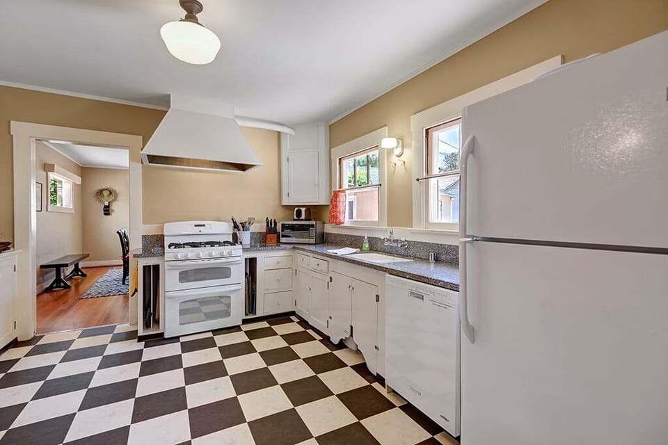 10-KITCHEN RS.jpg