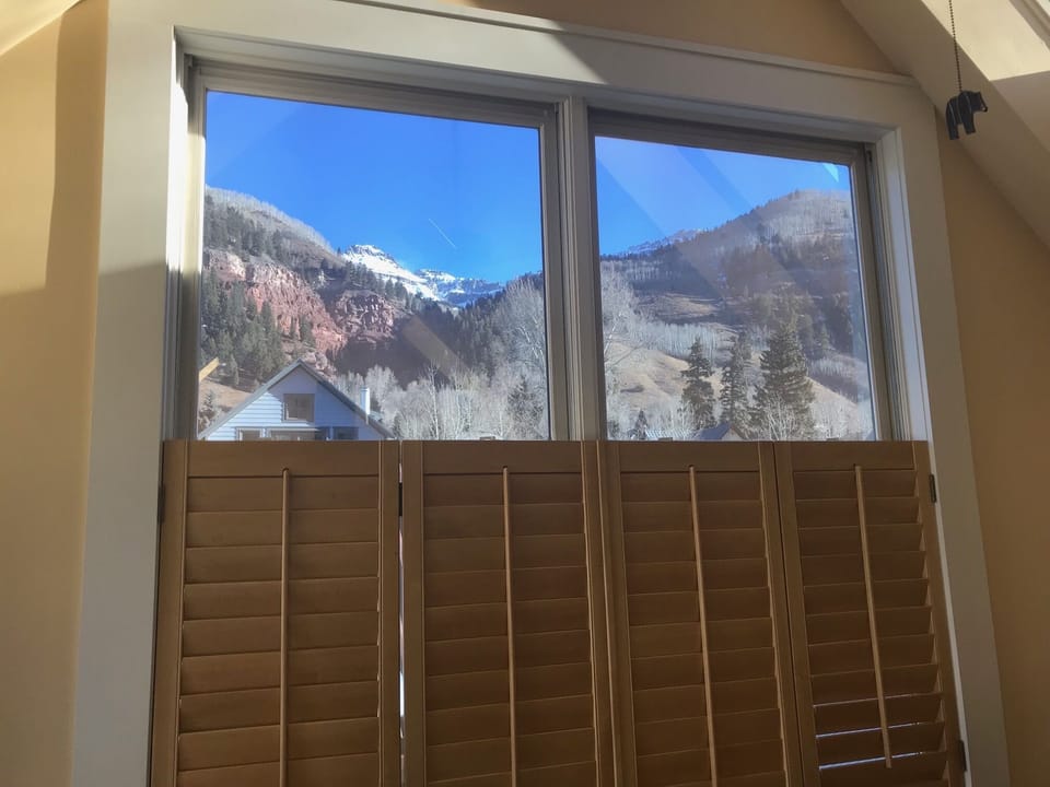 Judd Weibe Mountain View From Upper Level !