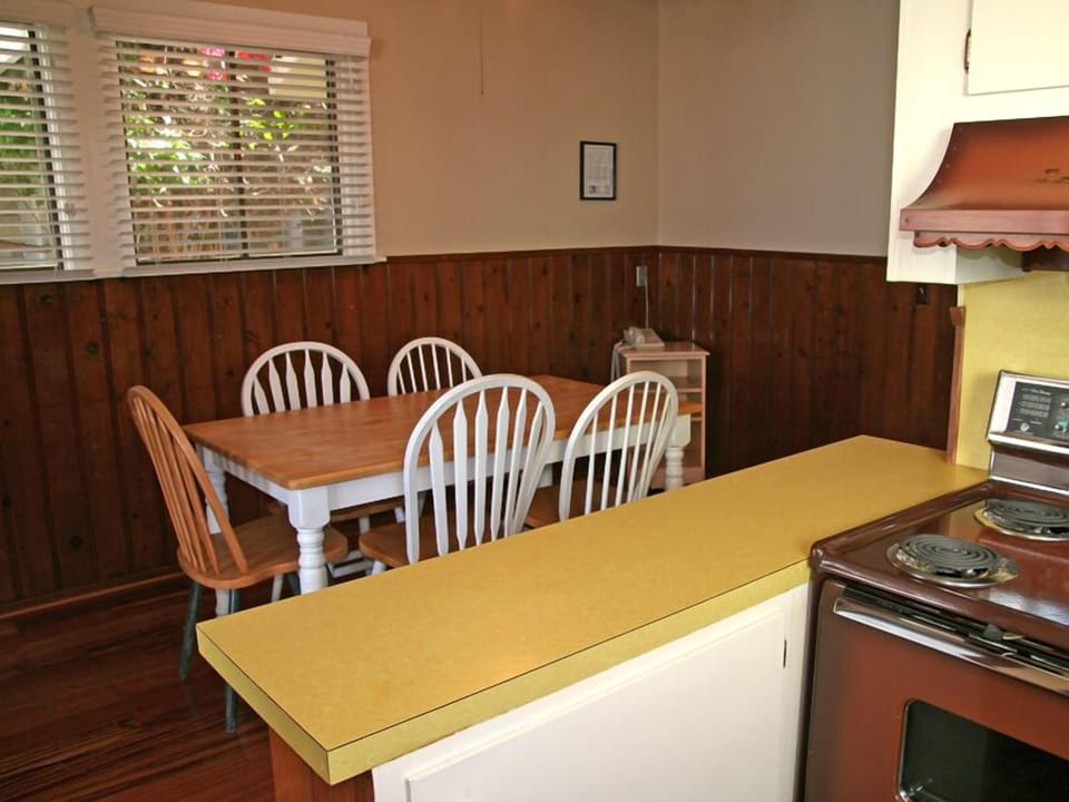 9-225 Claressa_Kitchen to dining_019.jpg