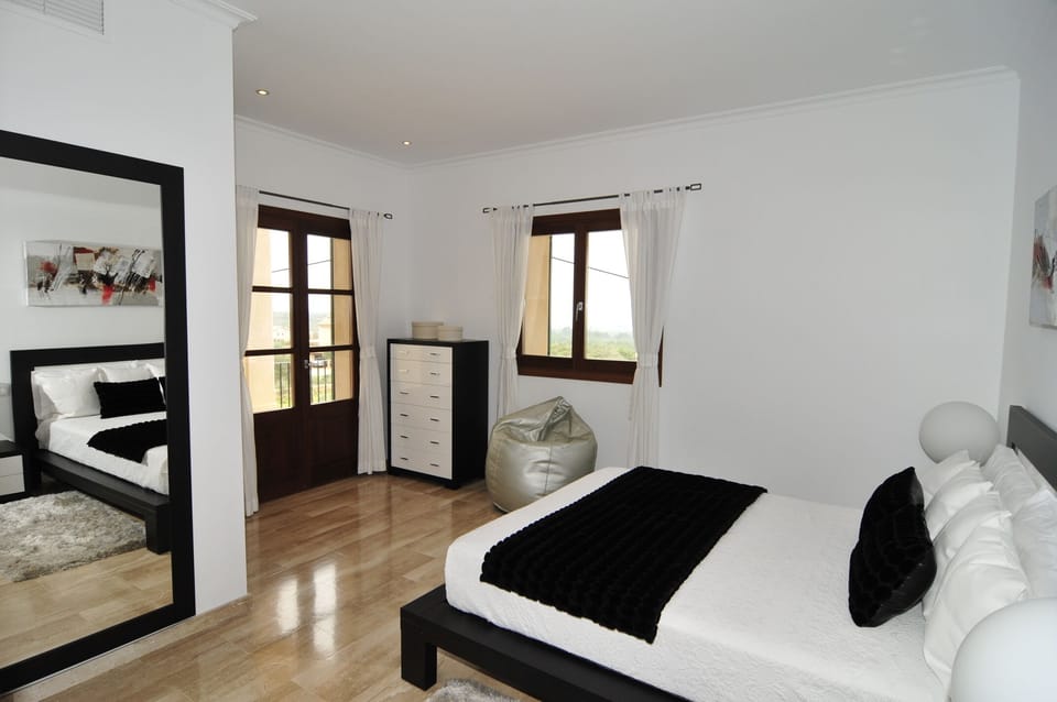 nº3- Bedroom en suite, terrace overlooking the pool and bay of Palma