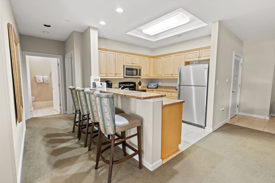 Great eating area at the kitchen counter.