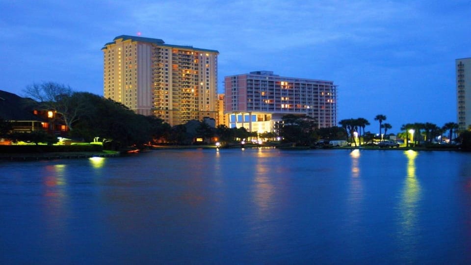 Night time picture of Royale Palms at Kingston Resort