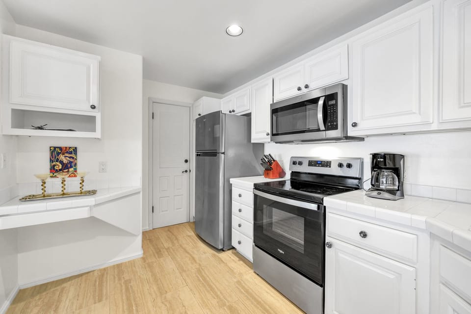 H157 - Kitchen with Pantry