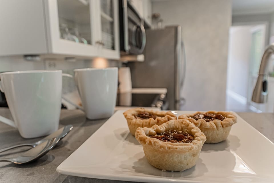 Enjoy your morning coffee at the breakfast bar - La Vignette Vacation Rental - Old Town - Niagara-on