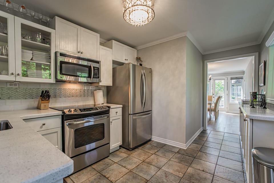 Full kitchen with fridge, stove, dishwasher, microwave, drip coffee maker - La Vignette - Niagara-on