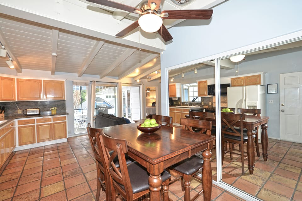 211CLU - Dining Table