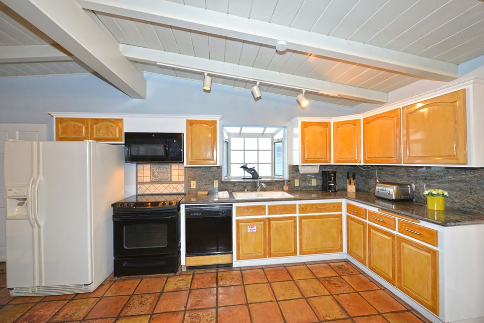 211CLU - Kitchen