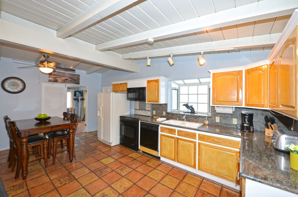 211CLU - Kitchen Area
