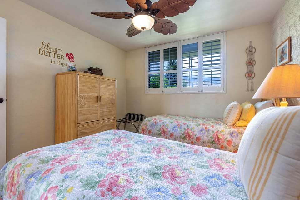 Second bedroom with two twin beds that can be made up into a King bed