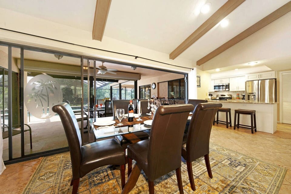 The formal dining area has room for 6