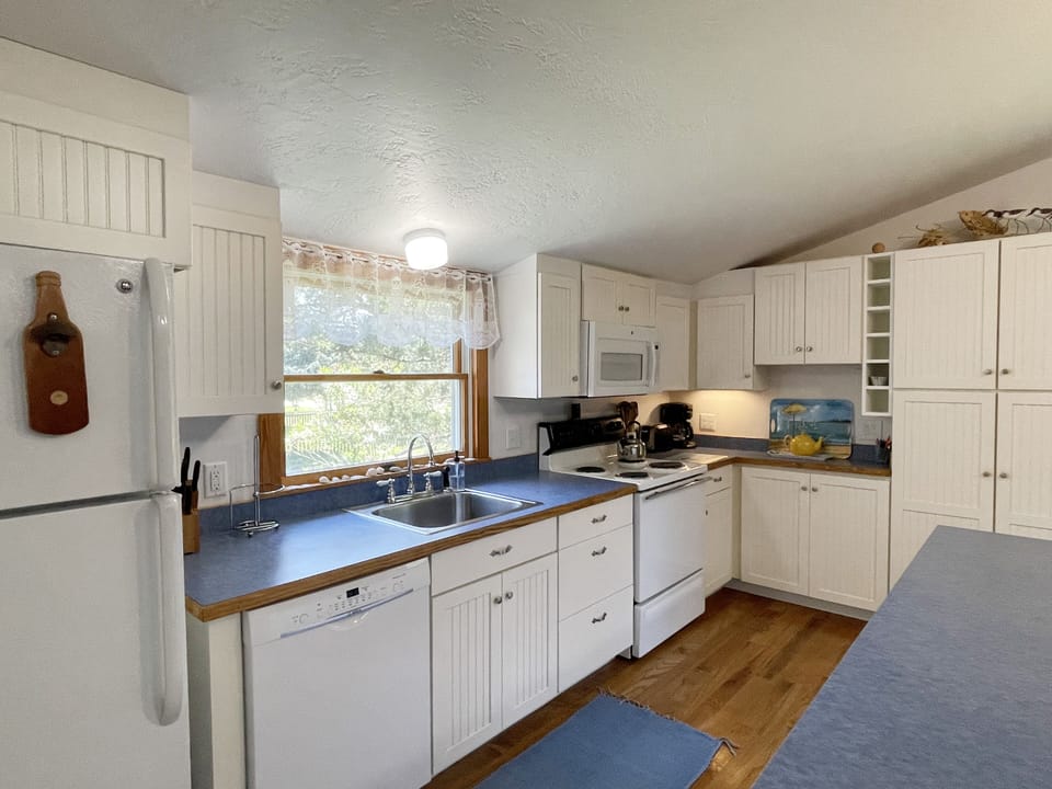 Kitchen (alternate view)