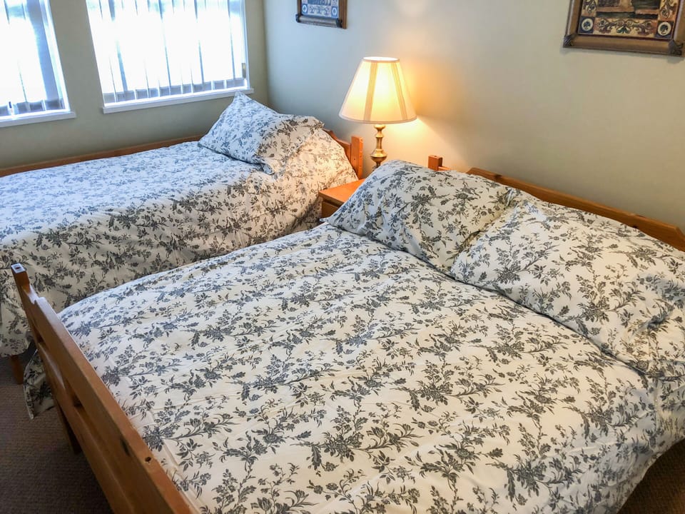 Second bedroom with double and twin beds
