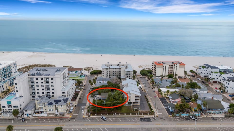 Steps to the Sand – A quick 1.5-minute walk puts you directly on the quiet sands of Clearwater Beach.