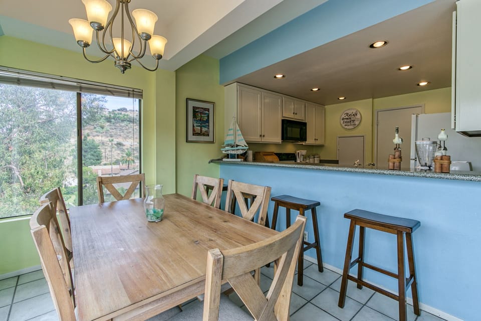 B44 - Dining to Kitchen