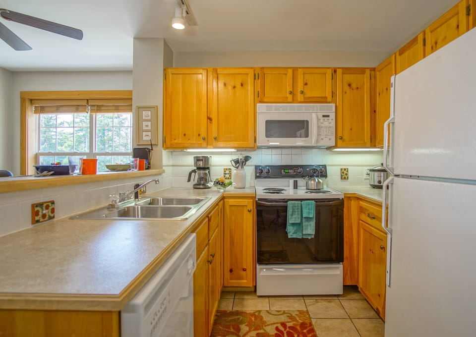 Spacious kitchen, all the serviceware and cookware you'll need.