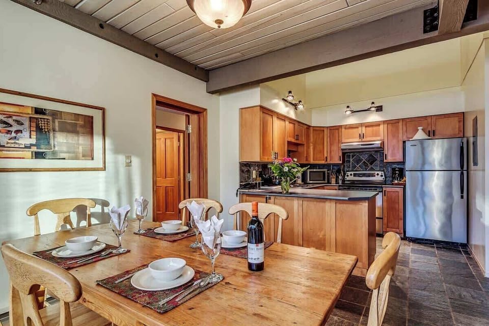 Dining Area - Greystone Lodge Unit 401