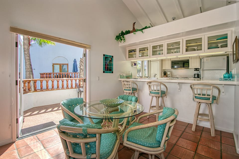 H962 - Dining Area Patio