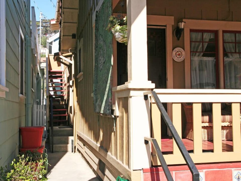 12-329 Catalina_Side Entry_0129.jpg